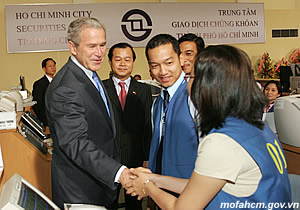 Bắt tay nhân viên sàn giao dịch