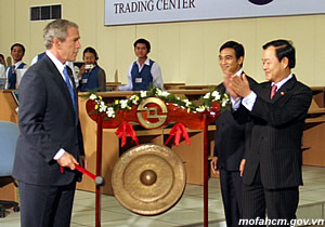 Gõ chiêng khai mạc phiên giao dịch